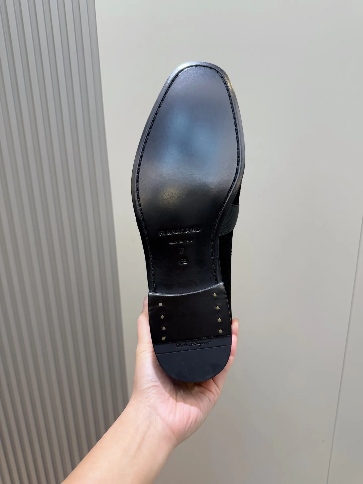 [Ferragam] Top P: 960💰 Size: 39-44 (38. 45.46 can be customized) Ferragamo Gancini buckle moccasins. These men's loafers are exquisite and gorgeous, with shiny patent leather uppers that highlight urban style. The almond-shaped toe adds a stylish touch, with three-dimensional stitching around the upper and contrasting tubular piping for a unique silhouette. The shoes are exquisitely crafted, with grosgrain ribbons and metallic Gancio buckles adding a classic touch, complementing the contrasting red accents. Finished with a slim leather sole. Imported cowhide upper + cowhide lining + genuine leather outsole.